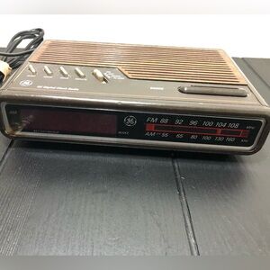 Vintage GE Model 7-4612A Woodgrain Digital Alarm Clock Radio AM/FM Tested Works